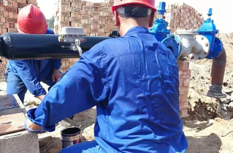 维修中心职工用汗水保障供水服务